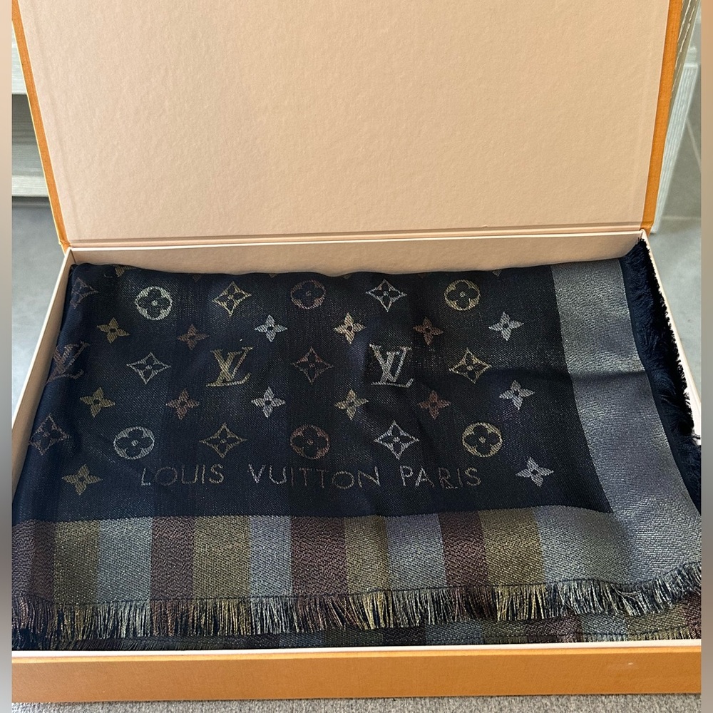 New LOUIS VUITTON LTDE So Shine Monogram Shawl - Picture 4 of 9